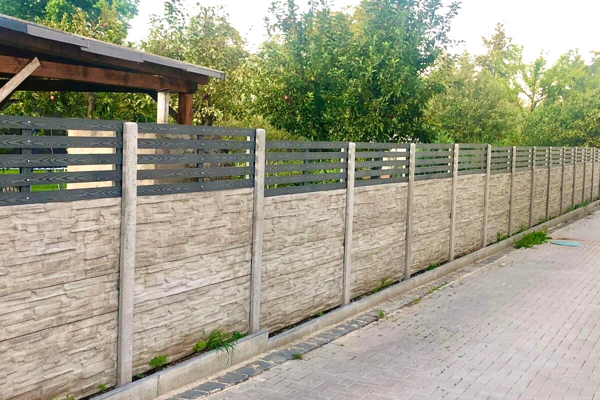 Kombinovaný betonový plot s dřevěnými lamelami — realizace Stavíme ploty