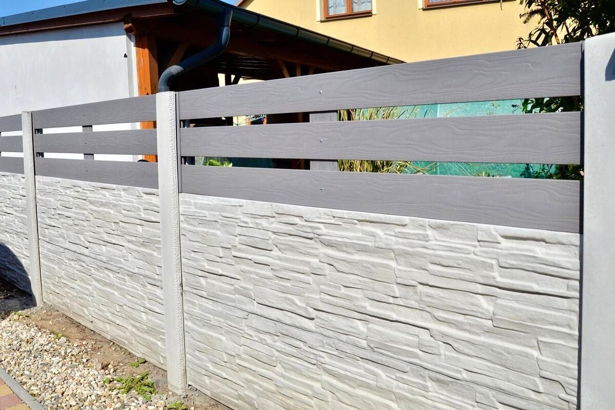 Kombinovaný betonový plot s lamelami v Olomouci — realizace Stavíme ploty