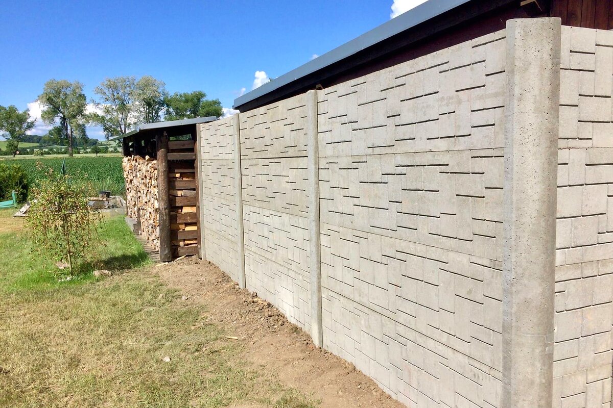 Betonový plot s moderním vodorovným vzorem — realizace Stavíme ploty