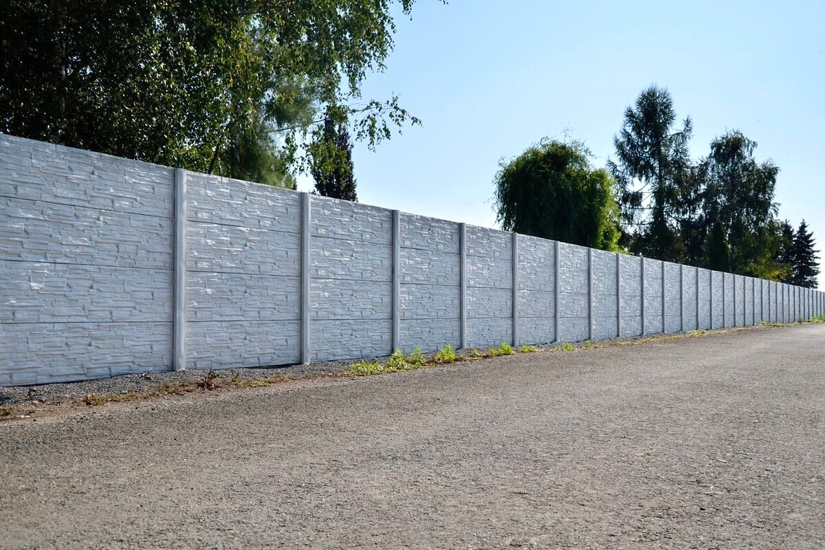 Betonový plot podél cesty v Prostějově — realizace Stavíme ploty