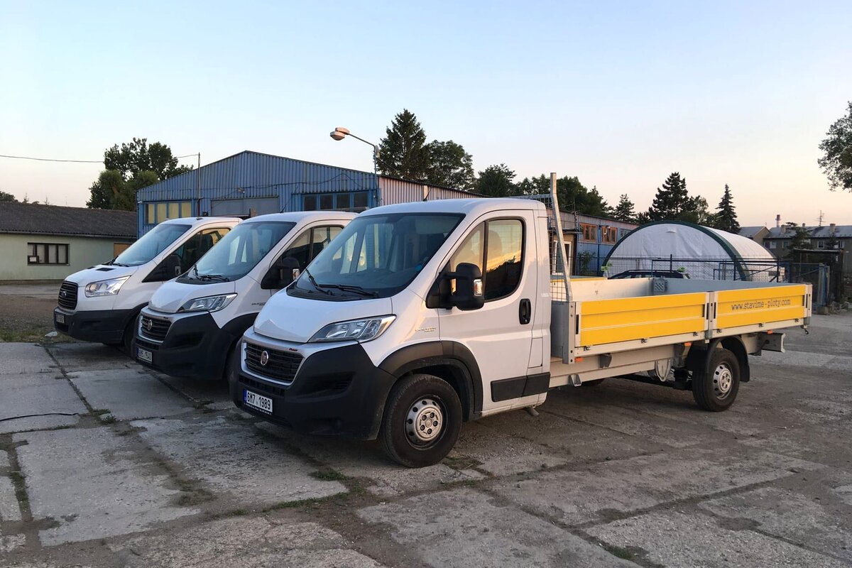 Firemní vozidla Stavíme ploty — profesionální zázemí