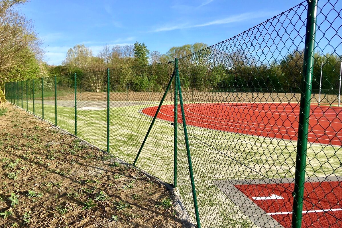 Oplocení sportovního hřiště pletivem — realizace Stavíme ploty