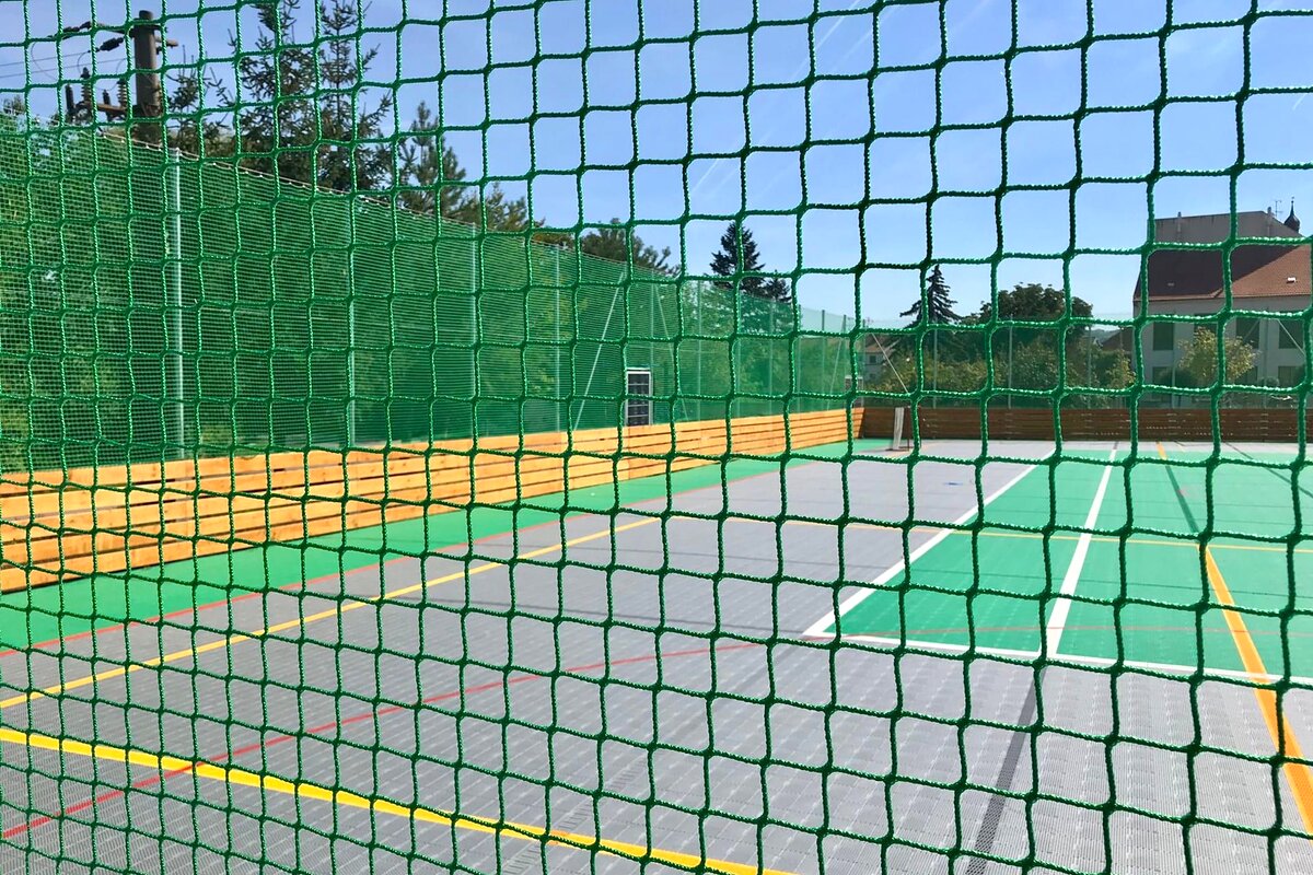 Oplocení multifunkčního hřiště sítí — realizace Stavíme ploty