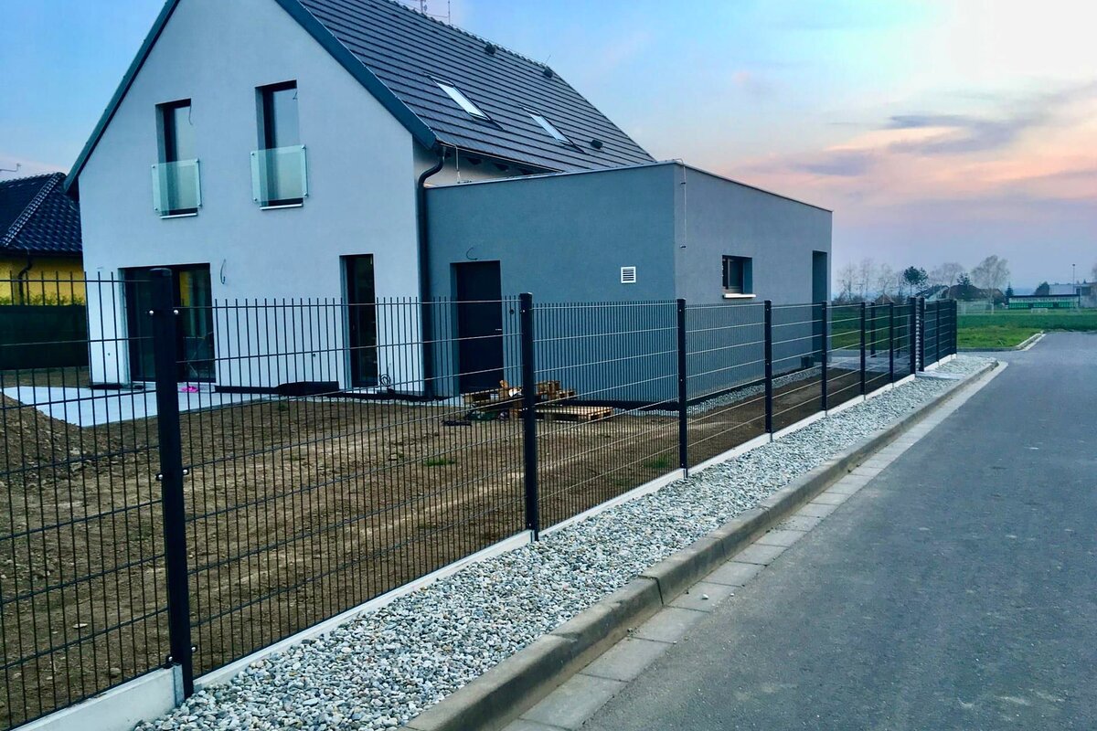 Antracitové panelové oplocení 2D u novostavby — realizace Stavíme ploty