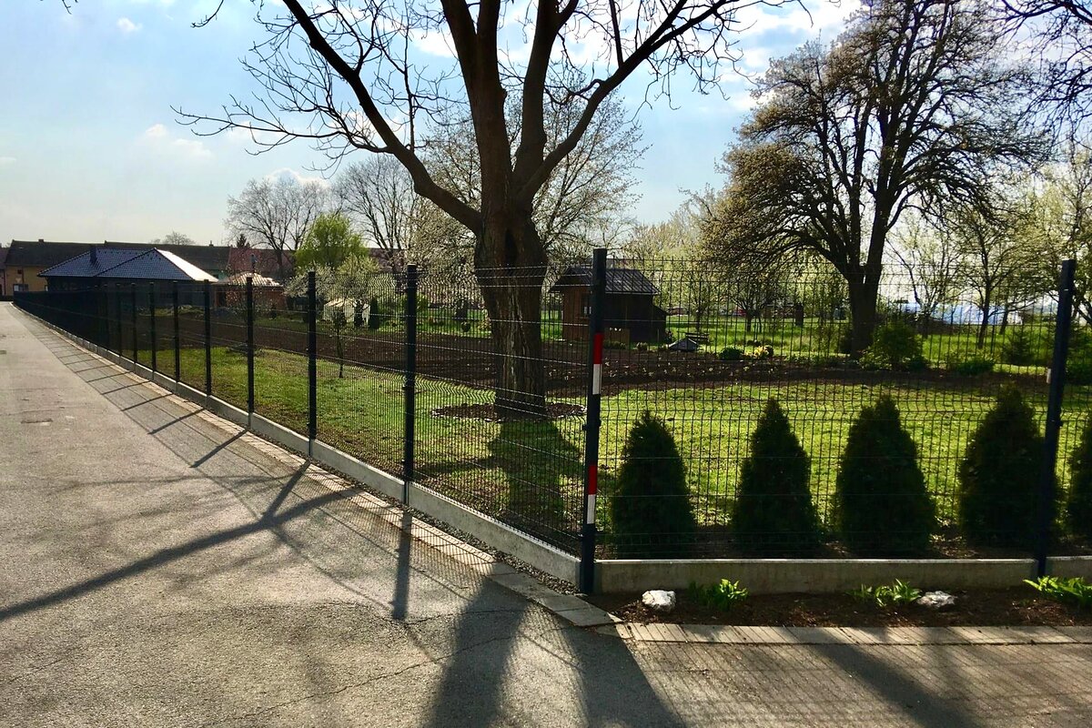 Antracitové panelové oplocení 2D s podhrabovou deskou u zahrady