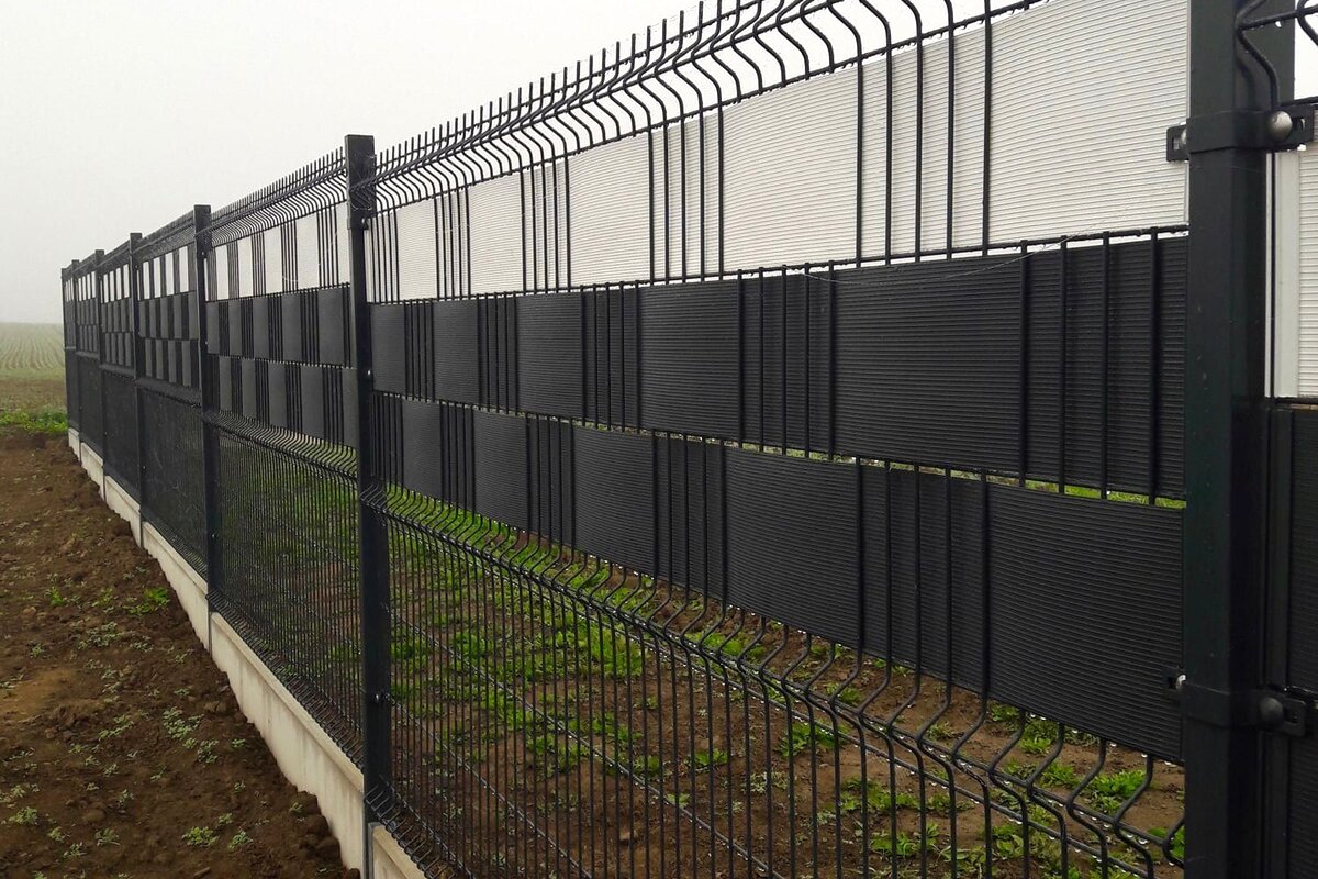 Antracitové panelové oplocení 3D s podhrabovými deskami u Olomouce