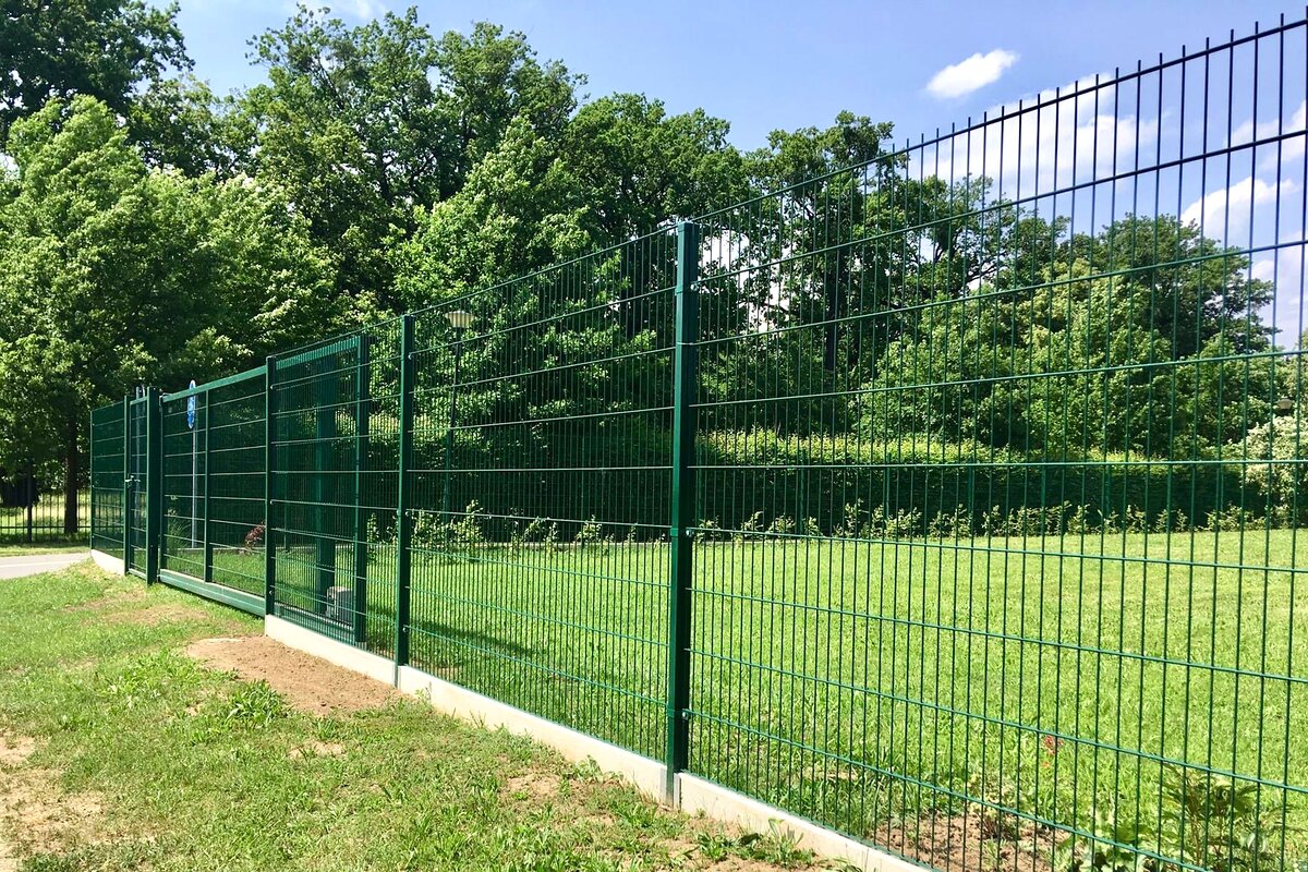 Zelené panelové oplocení 3D v parku — realizace Stavíme ploty