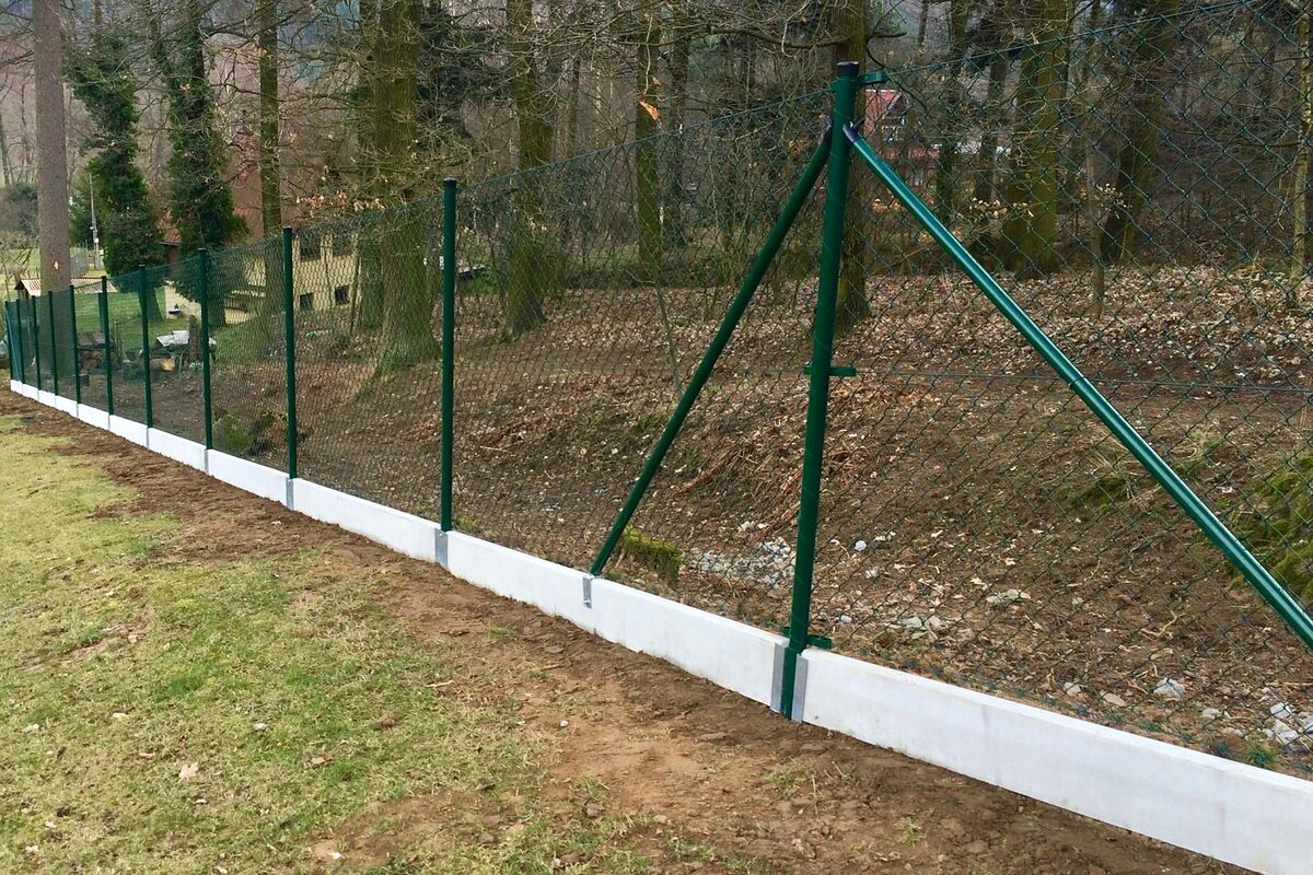 Pletivový plot s podhrabovou deskou ve Lhotce — realizace Stavíme ploty